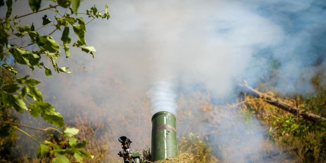 <em>Стріляє міномет. Фото: 36 ОБрМП</em>