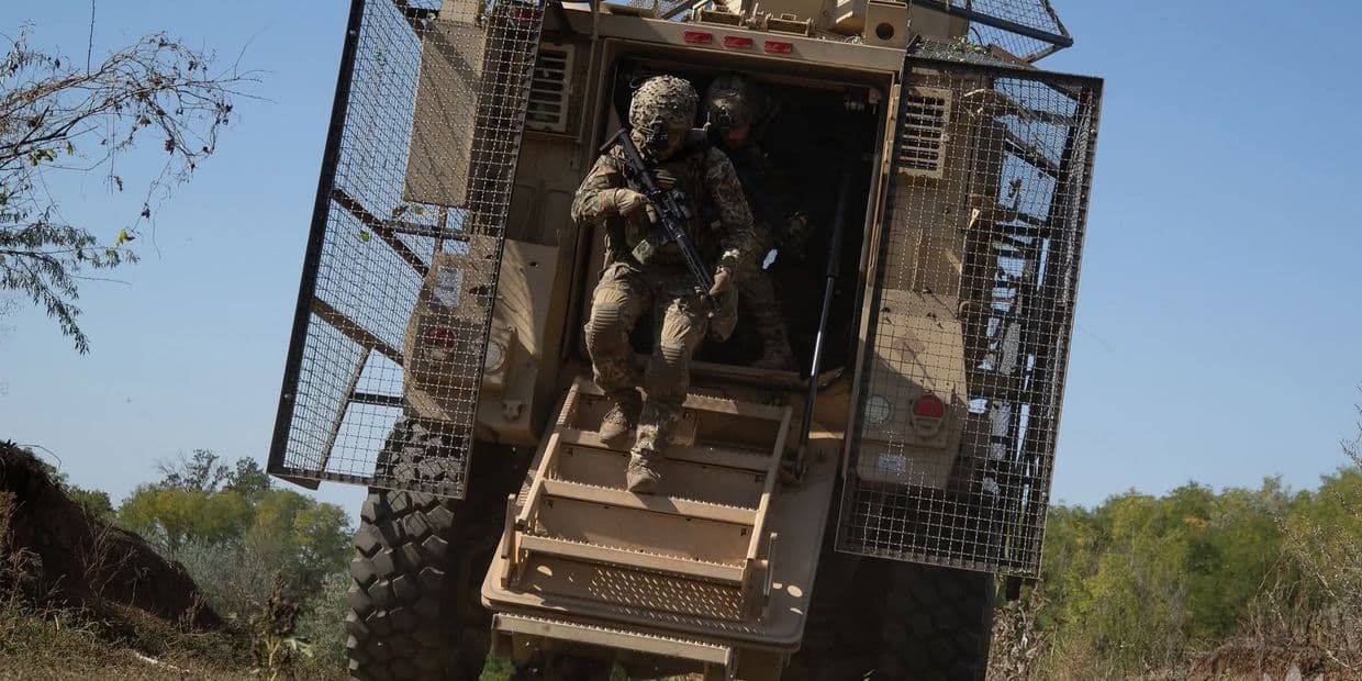 <em>Украинские защитники выбегают из броневика. Фото: 128 ОГШБр</em>