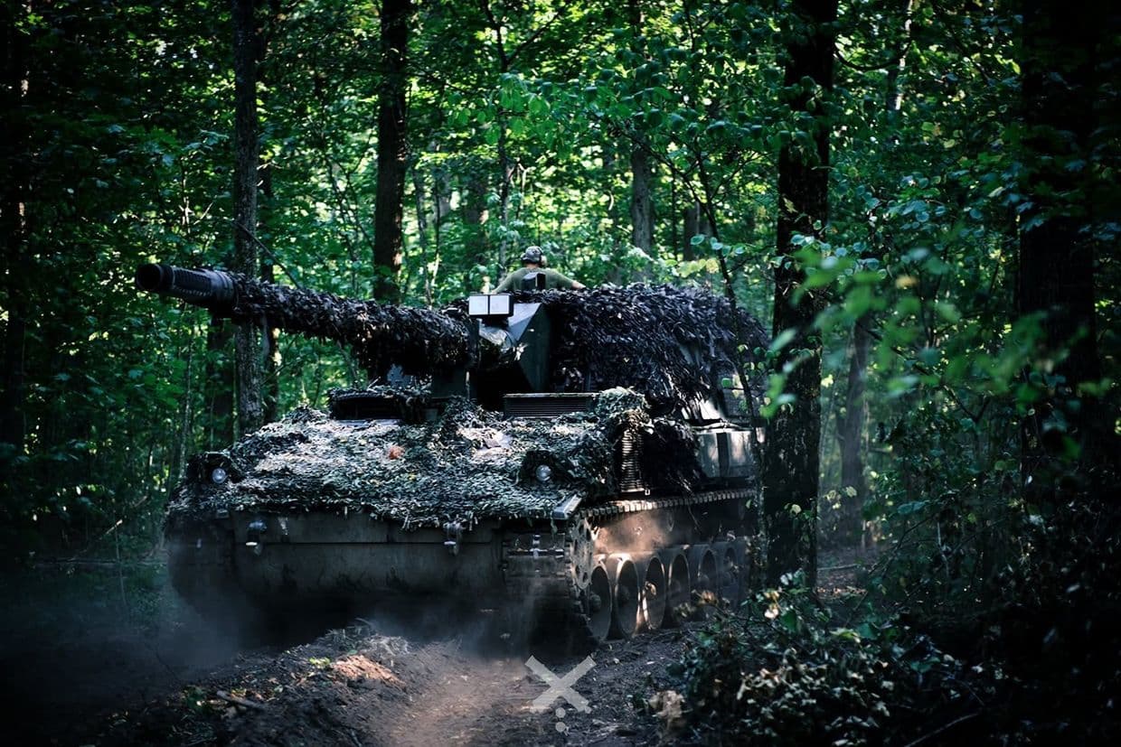 <em>Український військовий і танк, техніка, Фото: Генштабу</em>