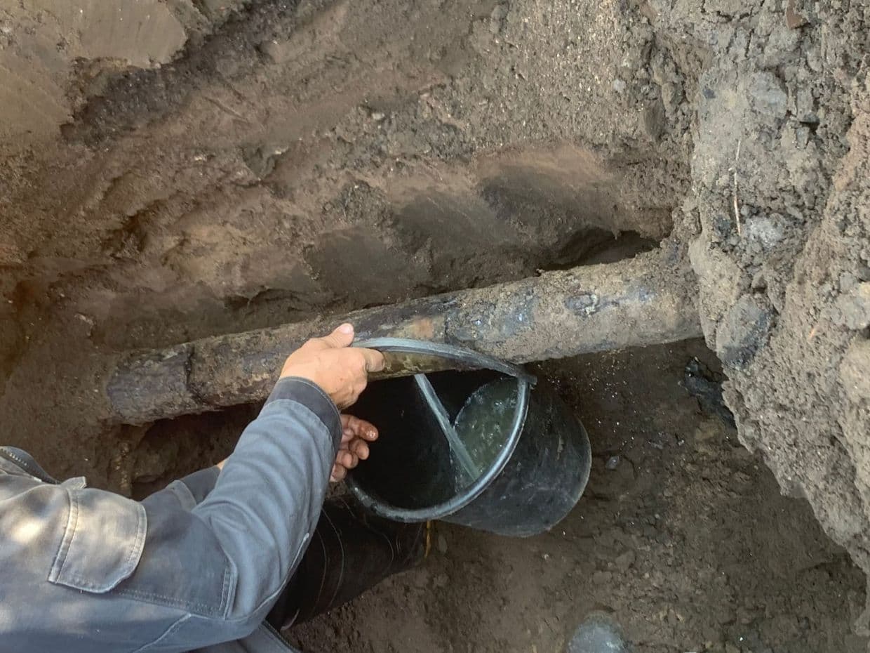 <em>Злиття води з газової труби. Фото: Донецькоблгаз</em>