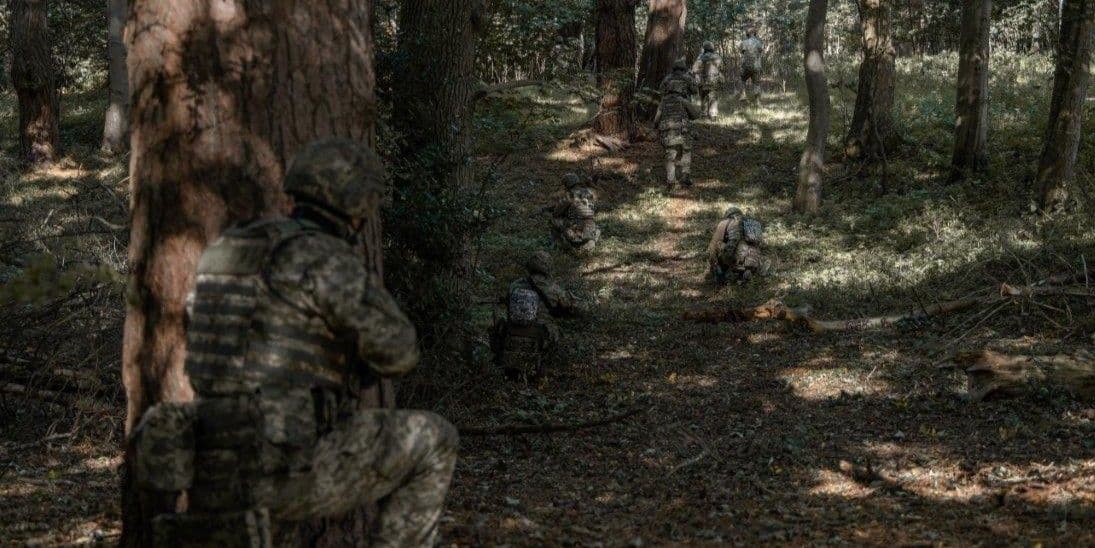 <em>Українські захисники у лісі. Фото: Генеральний штаб ЗСУ</em>