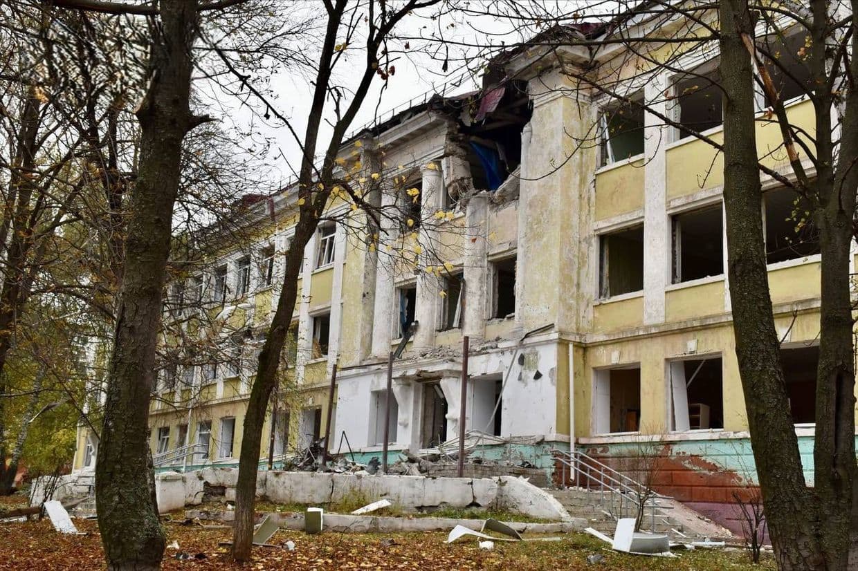 <em>Наслідки російських ударів по школі №12 ім. Степана Чубенка у Краматорську 10 жовтня 2025 року. Фото: Краматорська міська рада</em>