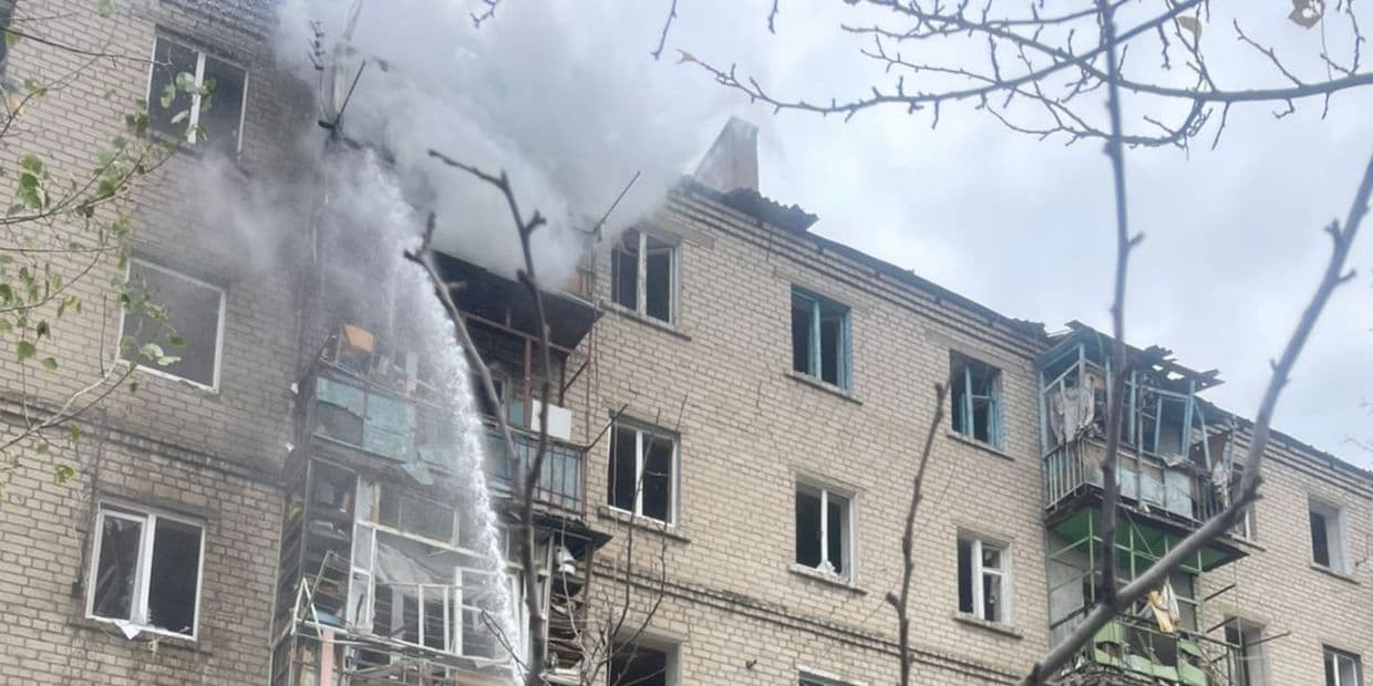 <em>Ліквідація наслідків російського обстрілу 17 жовтня 2025 року. Фото: ДСНС Донеччини</em>