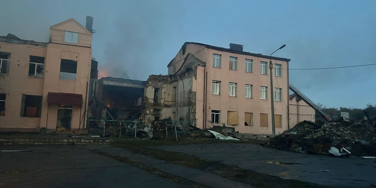 <em>Последствия российских ударов по СОШ №18 в Славянске 14 октября 2025 года. Фото: Facebook/Вадим Лях</em>