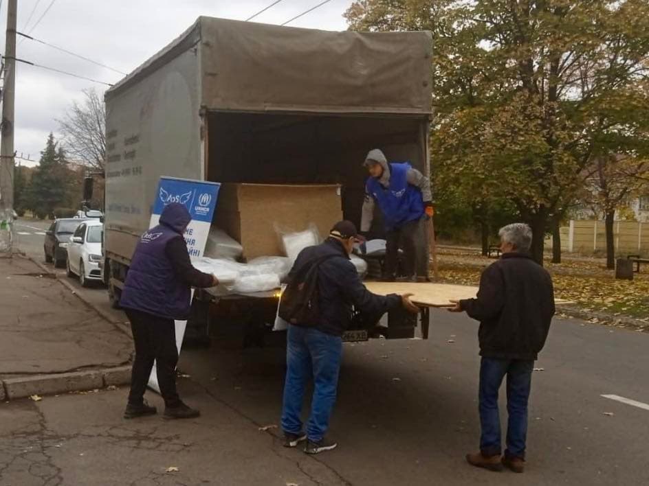 <em>Видача допомогу для швидкого ремонту постраждалим від російського удару по Краматорську 10 жовтня 2025 року. Фото: Краматорська міська рада</em>