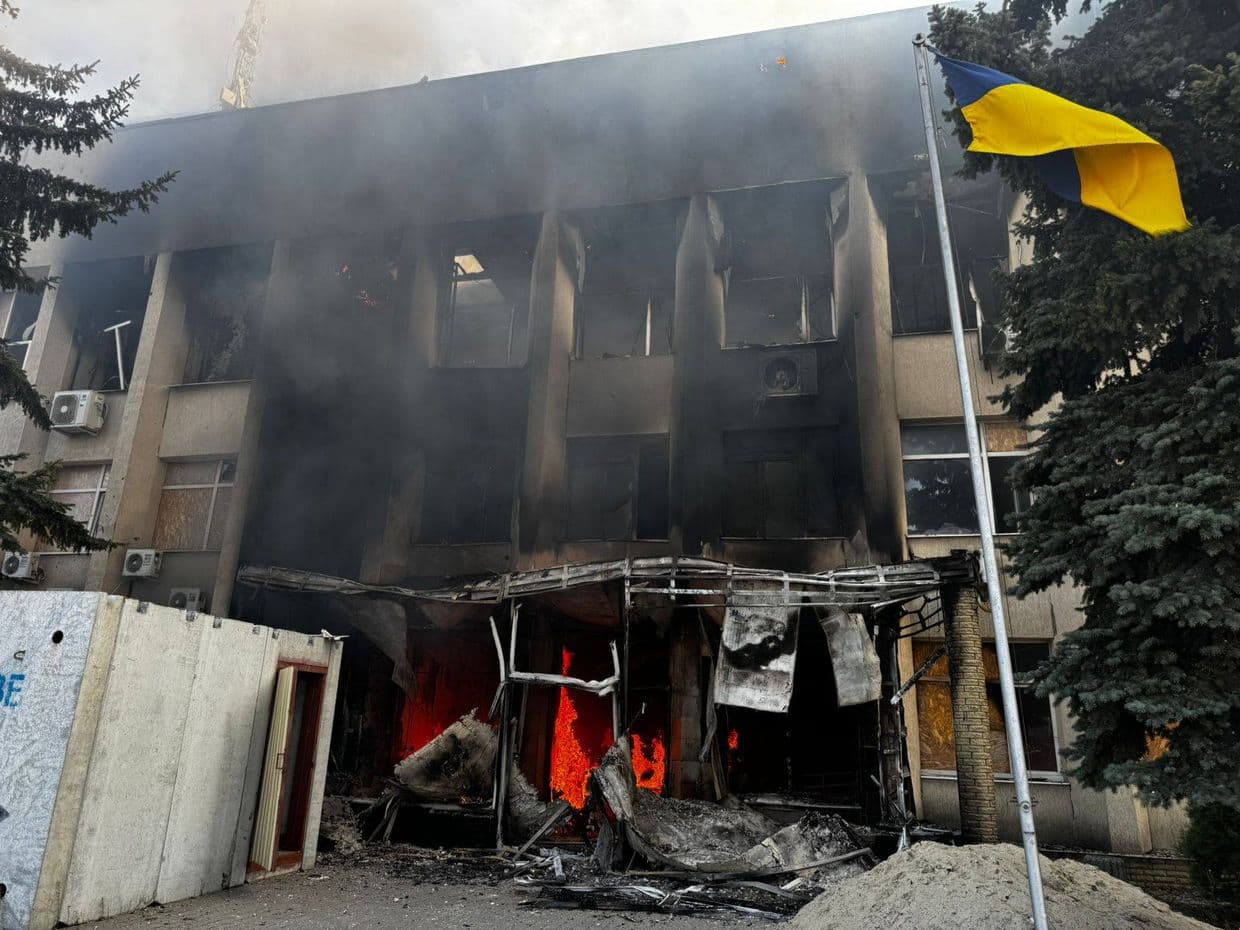 <em>Будівля міськради в Лимані на Донеччині потрапила під ворожий обстріл. Фото: Донецької ОВА</em>