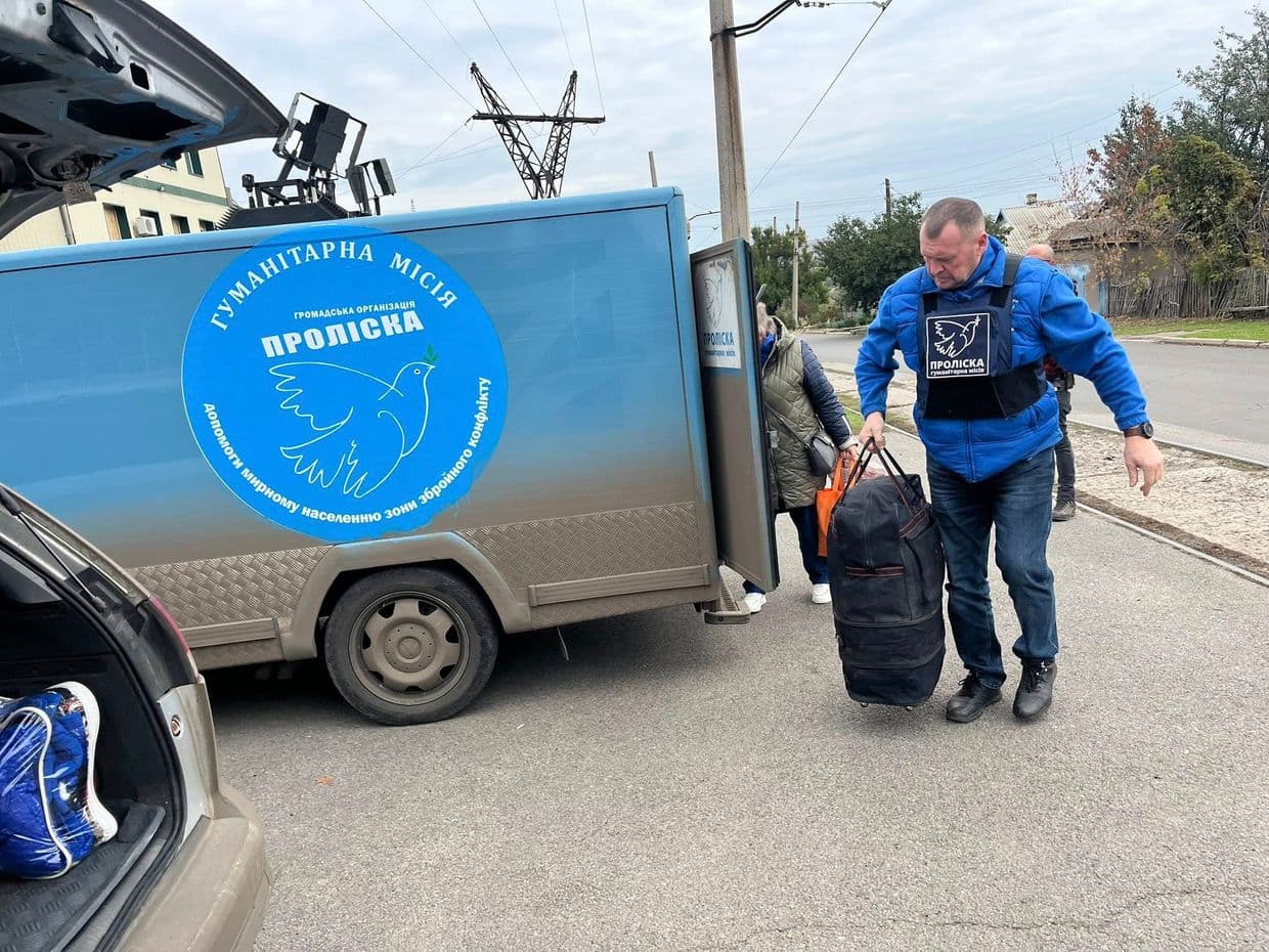 <em>Проліска евакуювала з Костянтинівки ще шістьох людей.</em> <em>Фото: Євгена Ткачова, Місії Проліска</em>