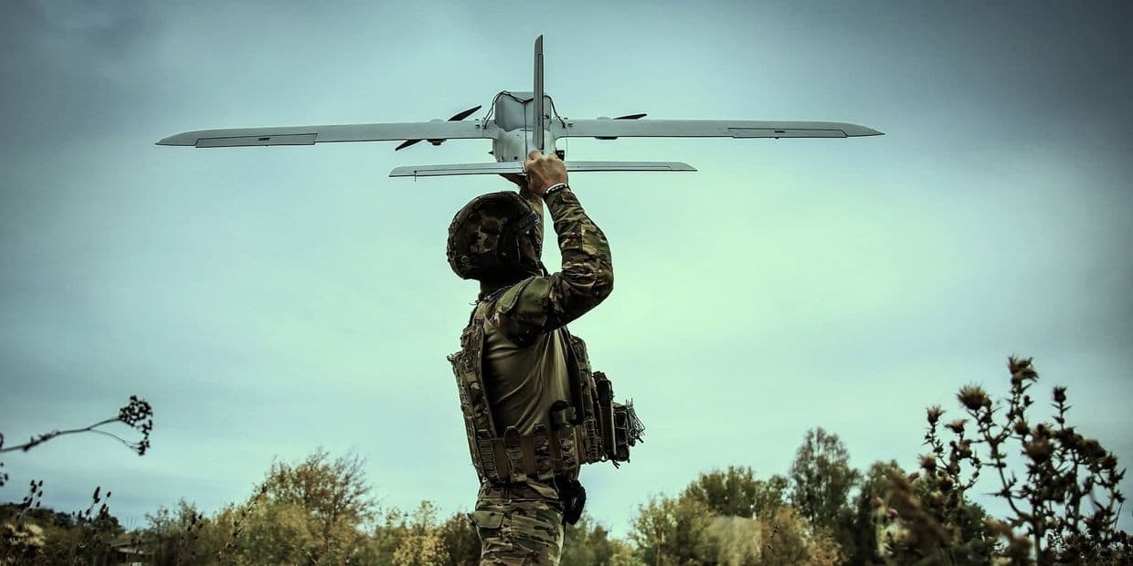 <em>Український захисник запускає БпЛА. Фото: 22 ОМБр</em>