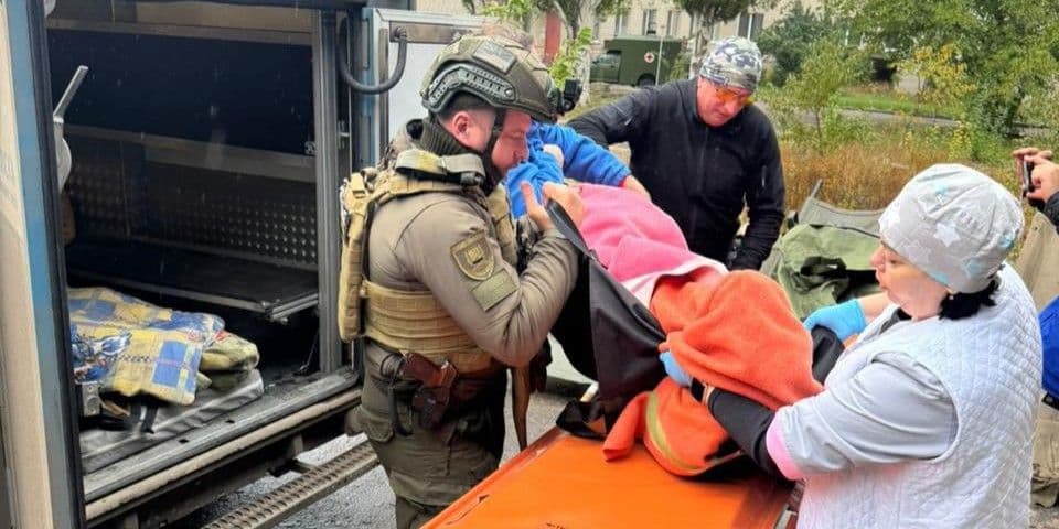 <em>Ушпиталення цивільного чоловіка, пораненого внаслідок російського авіаудару по Костянтинівці 21 жовтня 2025 року. Фото: Facebook/Сергій Горбунов</em>