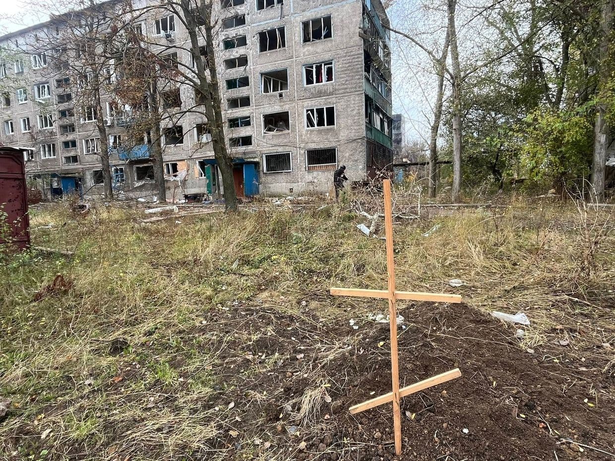 <em>Могили у дворах у Костянтинівці</em>. <em>Фото: Євгена Ткачева, Місія Проліска.</em>