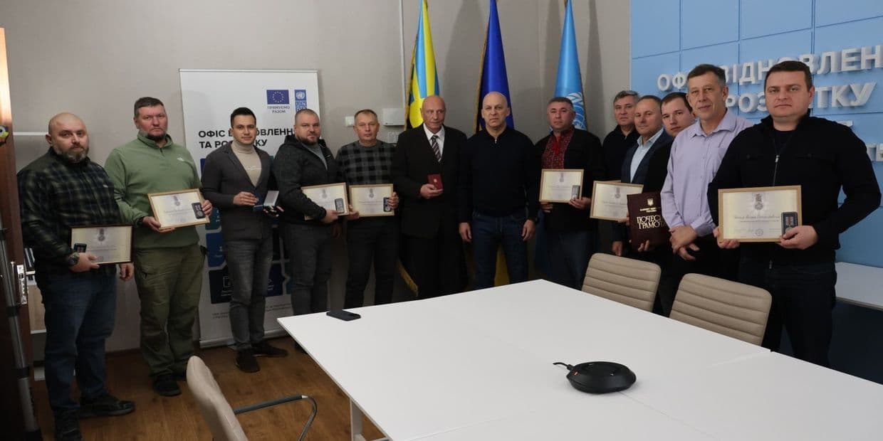 <em>Лікарів, шахтарів і будівників фортифікацій Донеччини нагородили відзнаками Президента України, Кабміну та Донецької ОДА. Фото: Facebook/Вадим Філашкін</em>
