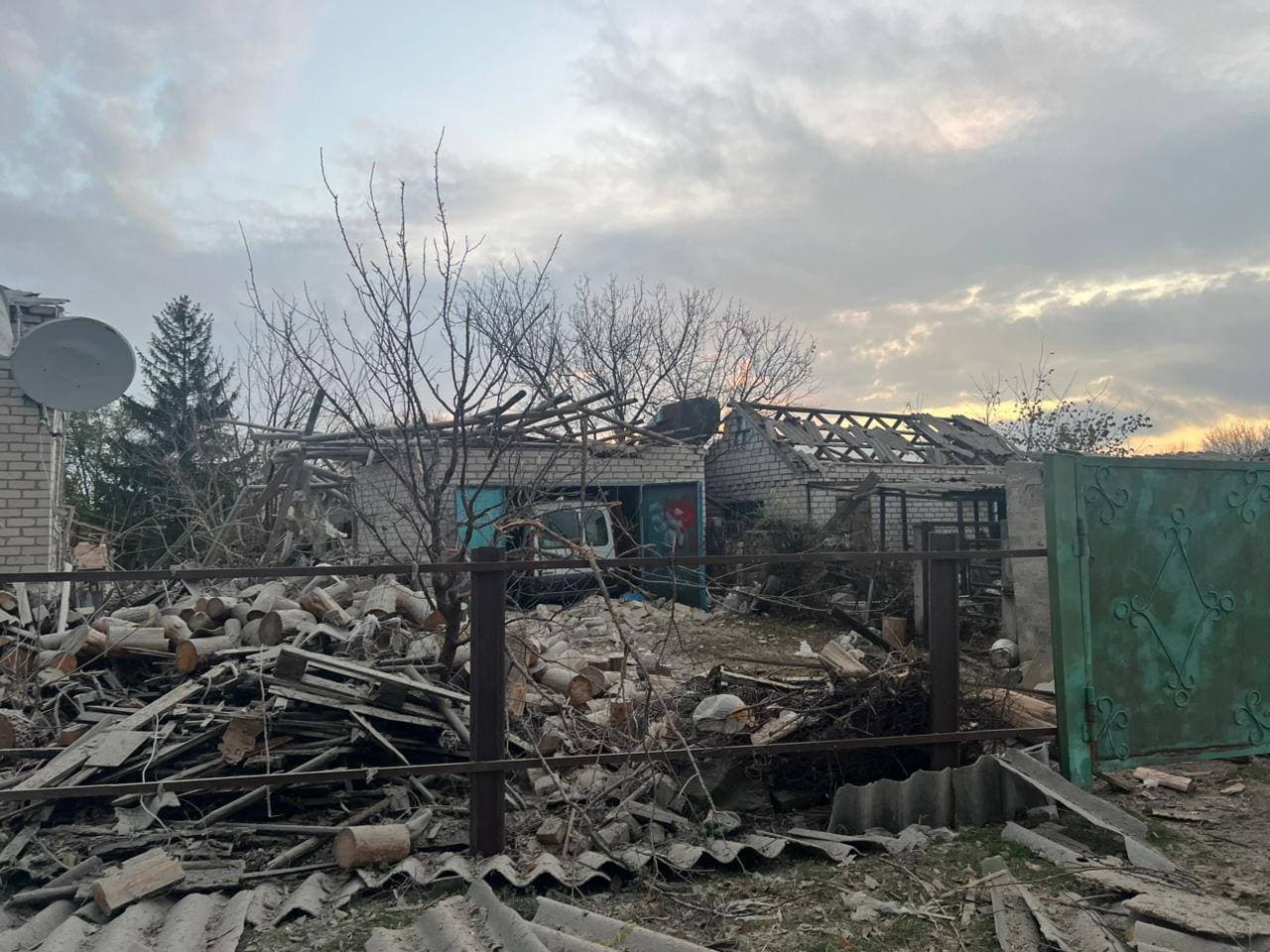 <em>Наслідки російського обстрілу Донеччини 23 жовтня 2025 року. Фото: Facebook/Вадим Філашкін</em>
