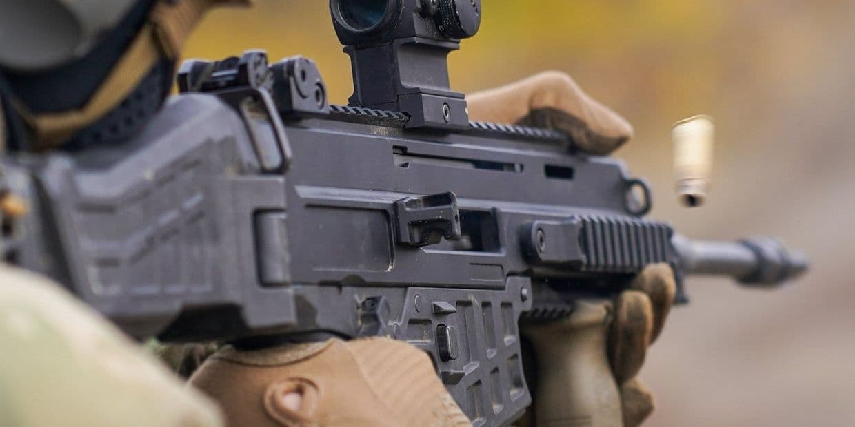 <em>Стреляет украинский защитник. Фото: 14 ОП БАК СБС</em>