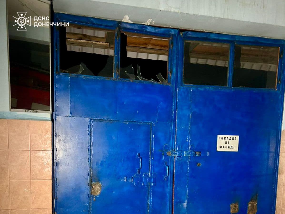 Внаслідок ворожого удару по Щуровому на Донеччині пошкоджено пожежне депо