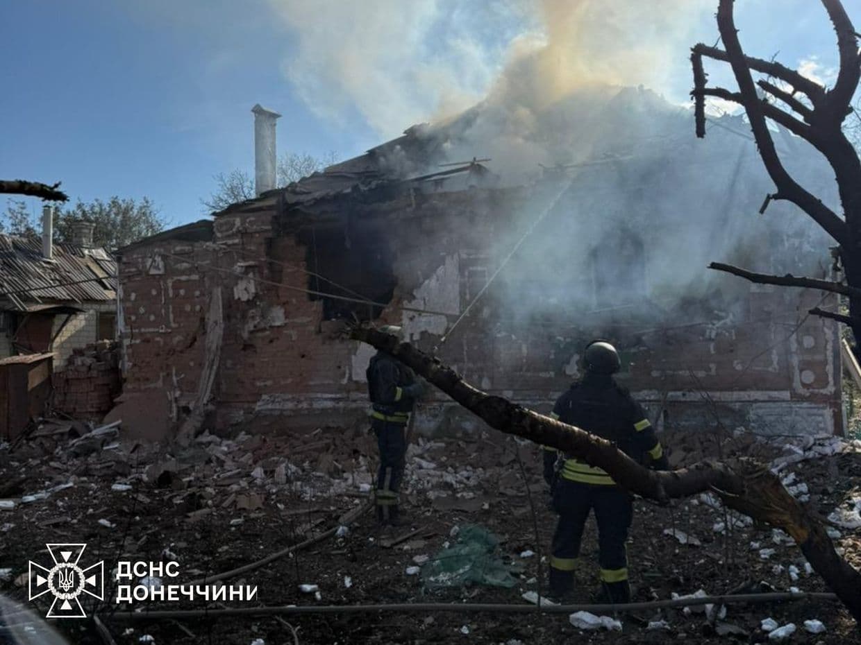 <em>На Донеччині надзвичайники ліквідували пожежу після обстрілу і врятували чоловіка. Фото: ДСНС</em>