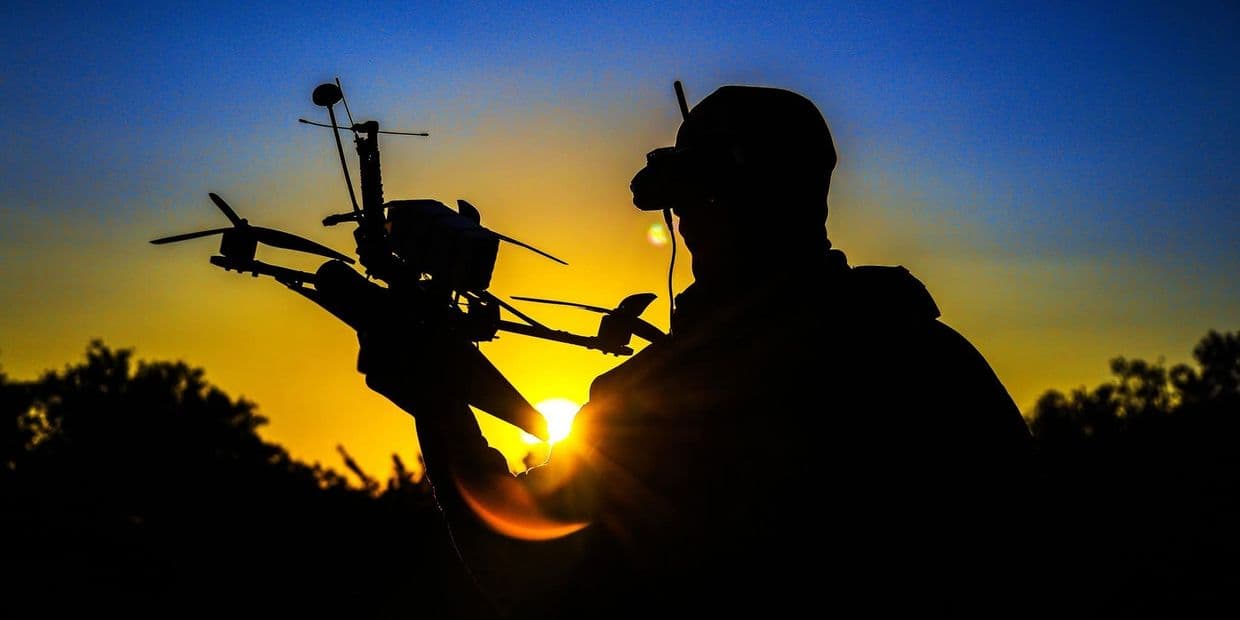 <em>Український захисник із дроном. Фото: Олександр Рихлицький / 22 ОМБр</em>
