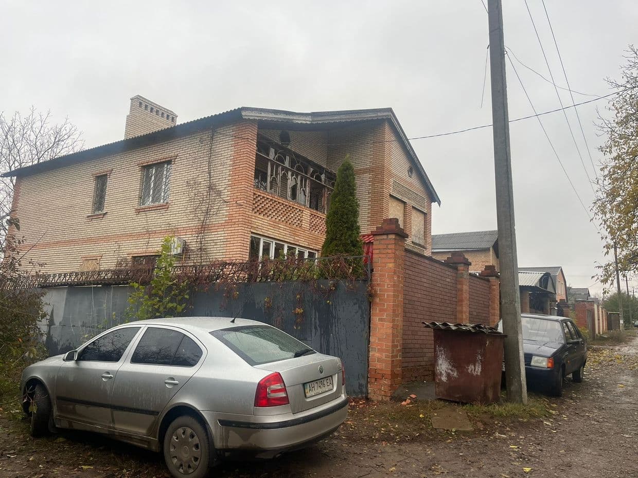 <em>В Славянске вражеским обстрелом повреждены дома и машины. Фото: ГВА</em>