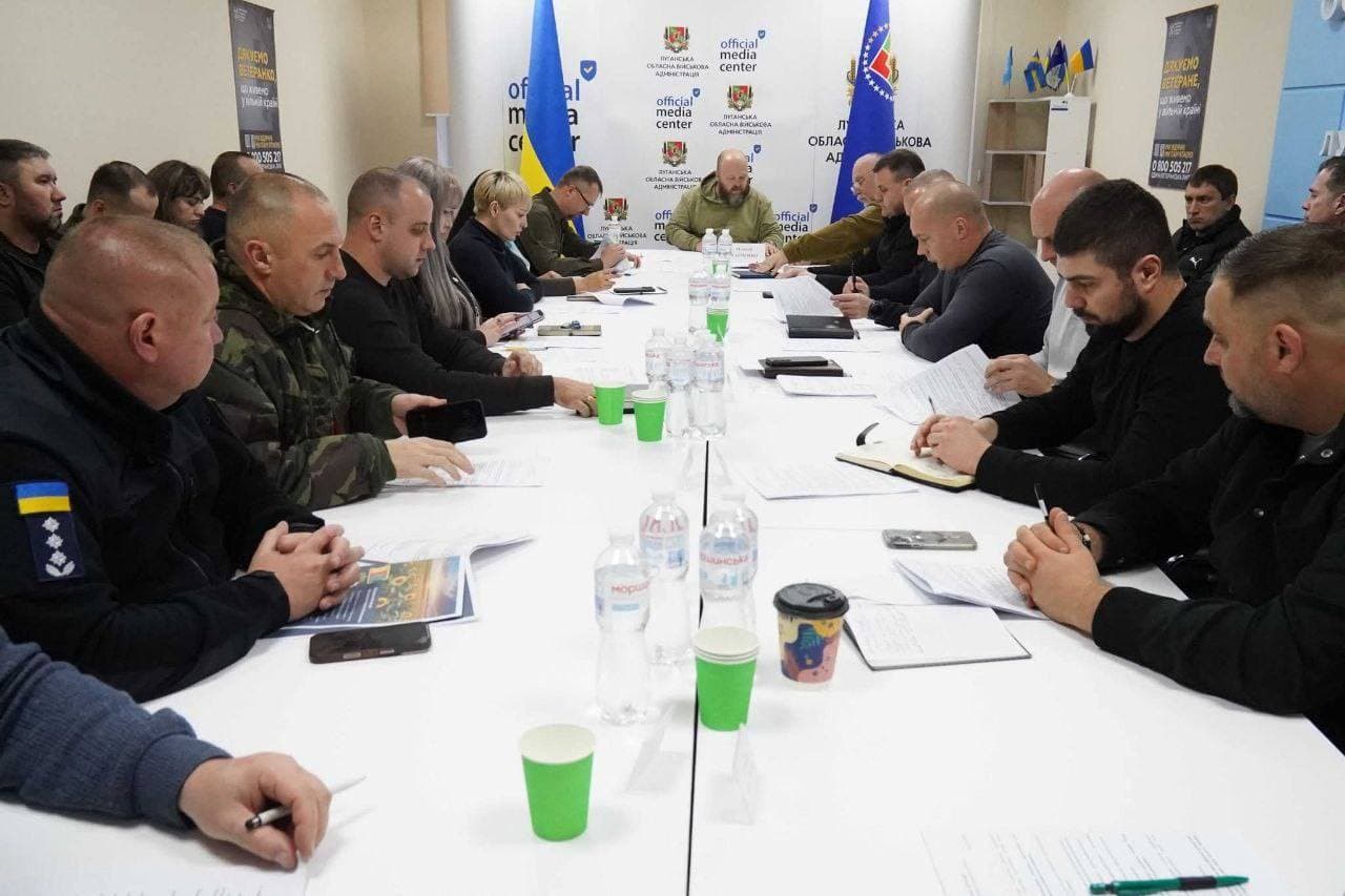 <em>Рада оборони Луганської області. Фото: Facebook/Олексій Харченко</em>