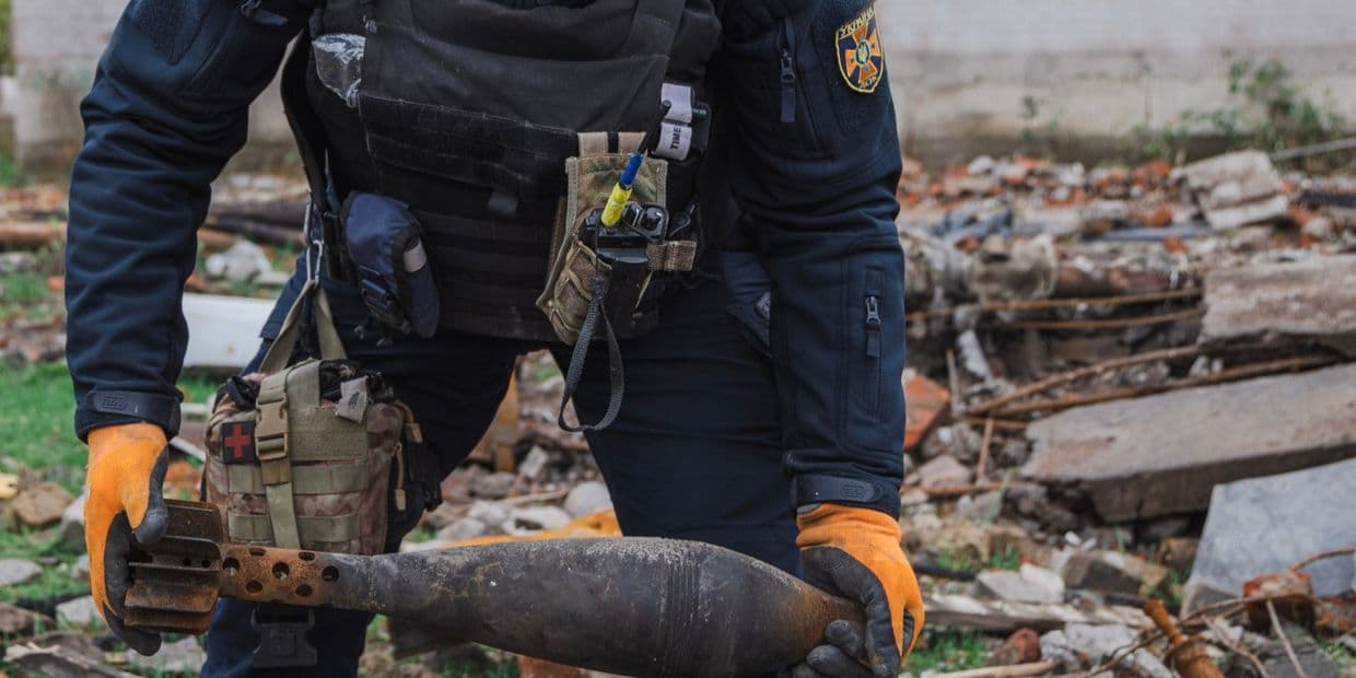 <em>Сапер тримає боєприпас. Фото: ДСНС Донеччини</em>