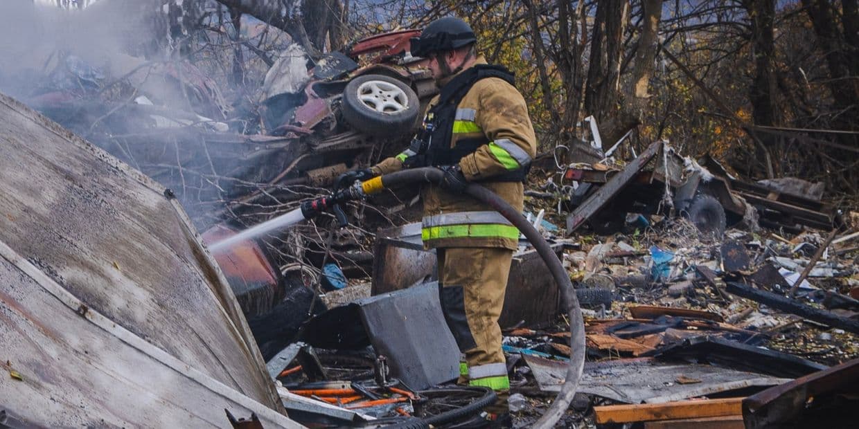 В Славянске после обстрела горел гараж, было повреждено гражданское имущество (фото)