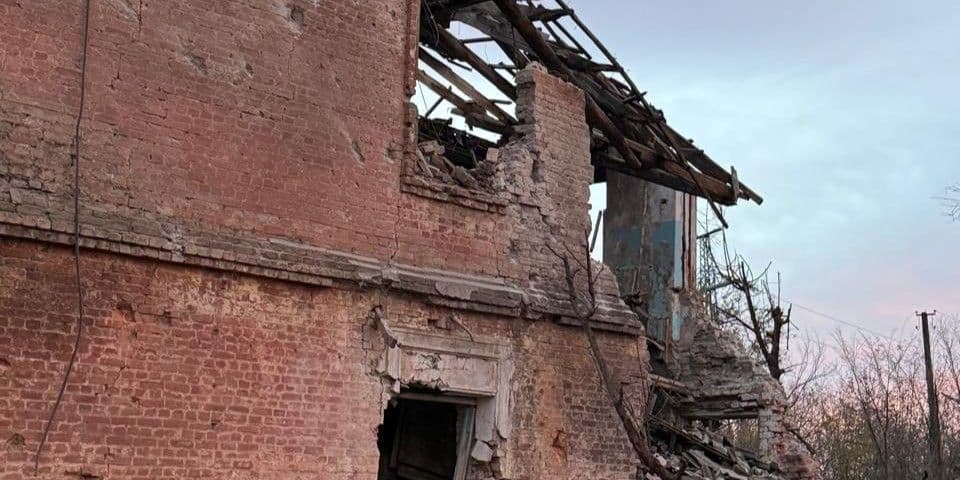 Удар КАБами по Слов'янську: пошкоджено багатоповерхівки та медичний заклад, поранено людину (фото)