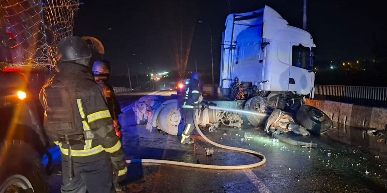 В Краматорске в результате ДТП произошла утечка на дорогу горюче-смазочных материалов