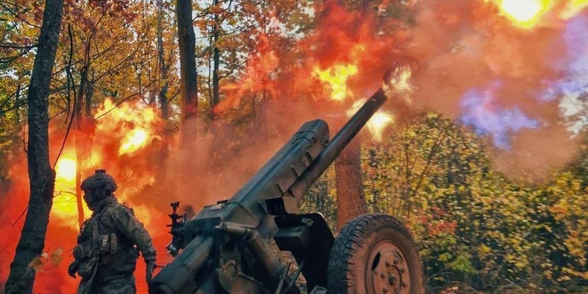 <em>Стріляє гармата Д-30. Фото: 73-й морський центр ССО</em>