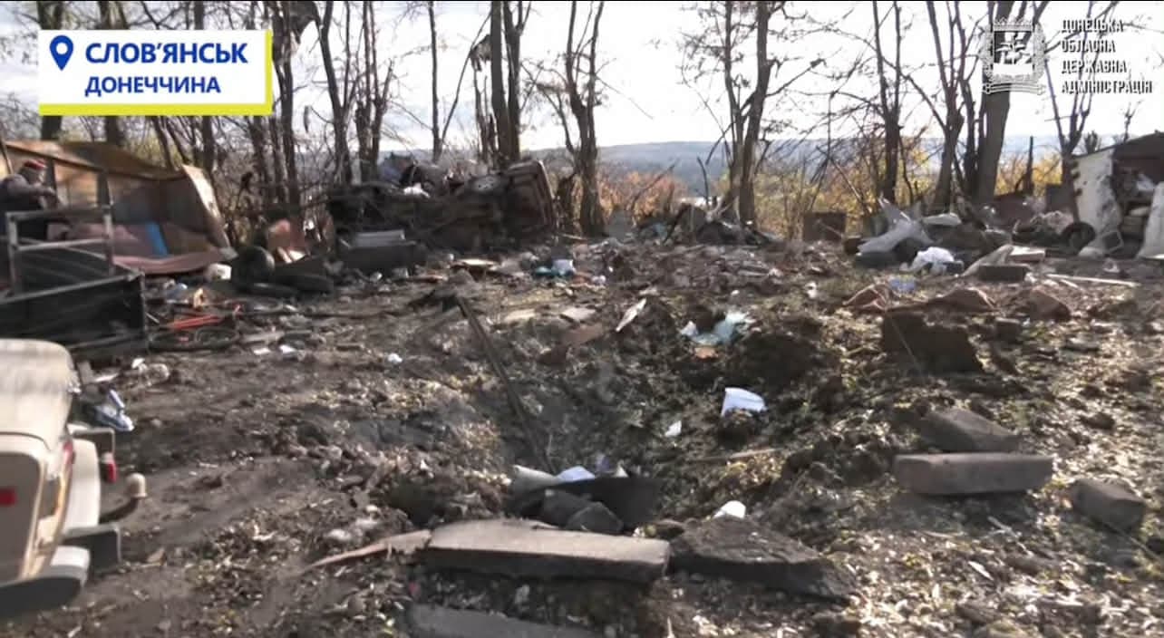 Побило автівки та гаражі, є жертви: у Словʼянську розповіли про наслідки ворожої атаки (відео)