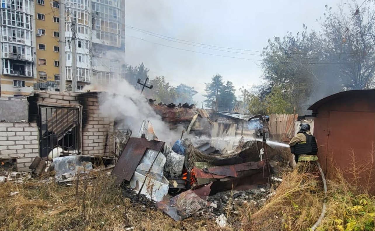 <em>В Лимані ворожим обстрілом пошкоджено житловий будинок та спалахнули гаражі, фото: ДСНС</em>