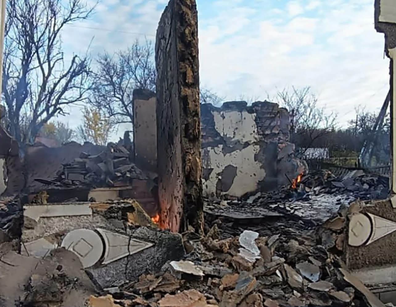 <em>Чотири людини загинули й одна зазнала поранень унаслідок російських атак на Донеччині. Фото: поліції Донеччини</em>