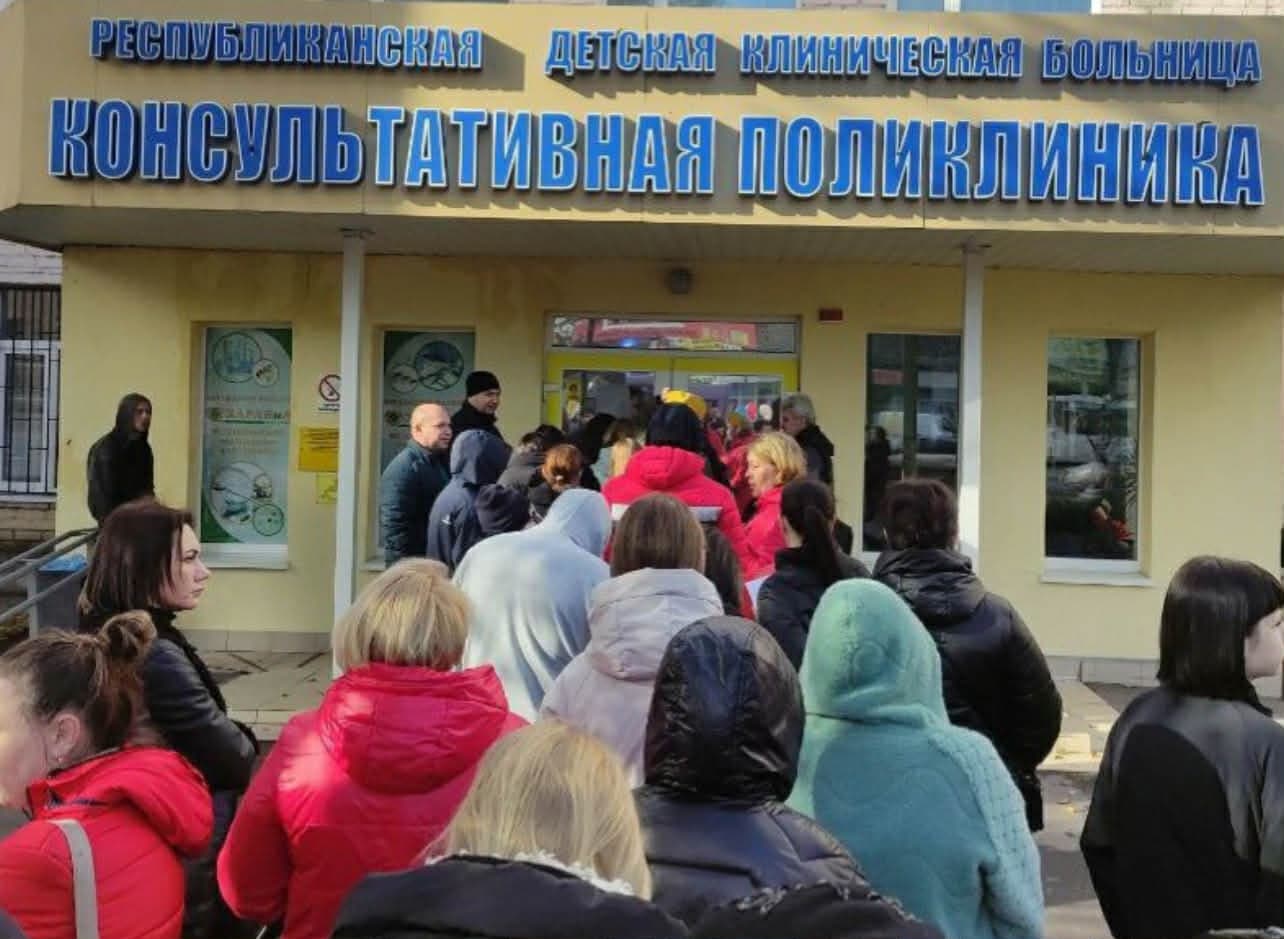 На окупованій Луганщині збираються великі черги в Луганську дитячу клінічну лікарню