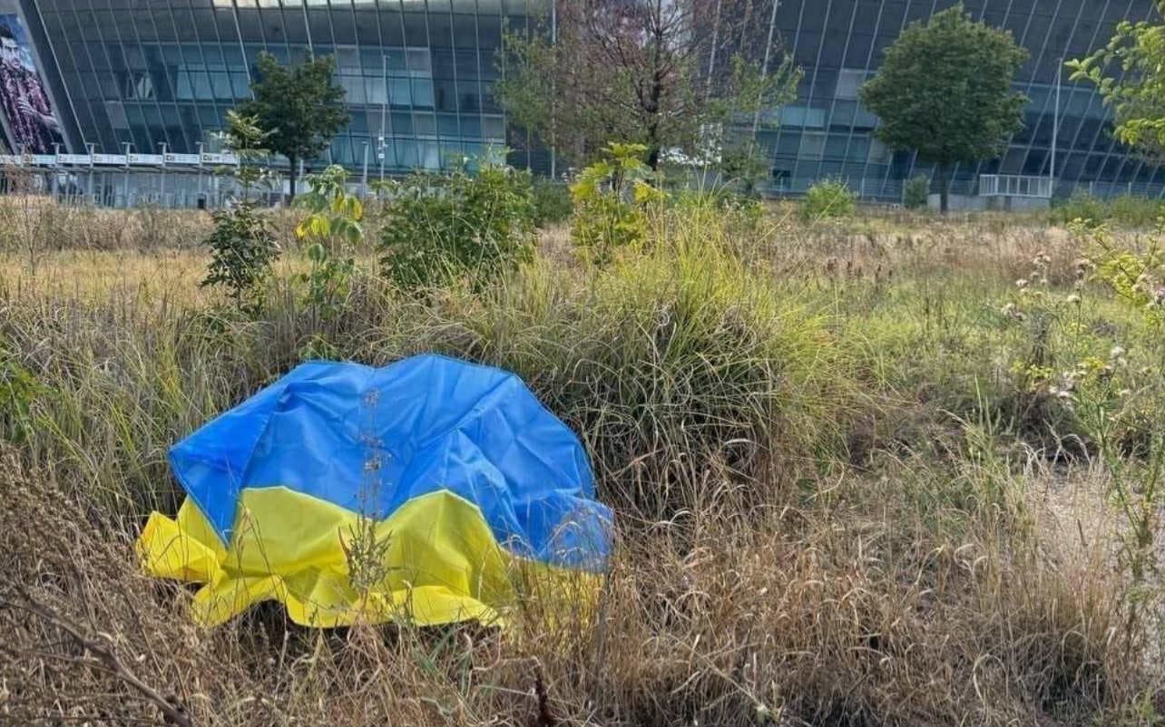 <em>В окупованому Донецьку спротив розгорнув прапор України на честь Дня українських захисників та захисниць. Рух проукраїнського спротиву <a href="https://t.me/yellowribbon_ua">Жовта Стрічка</a></em>