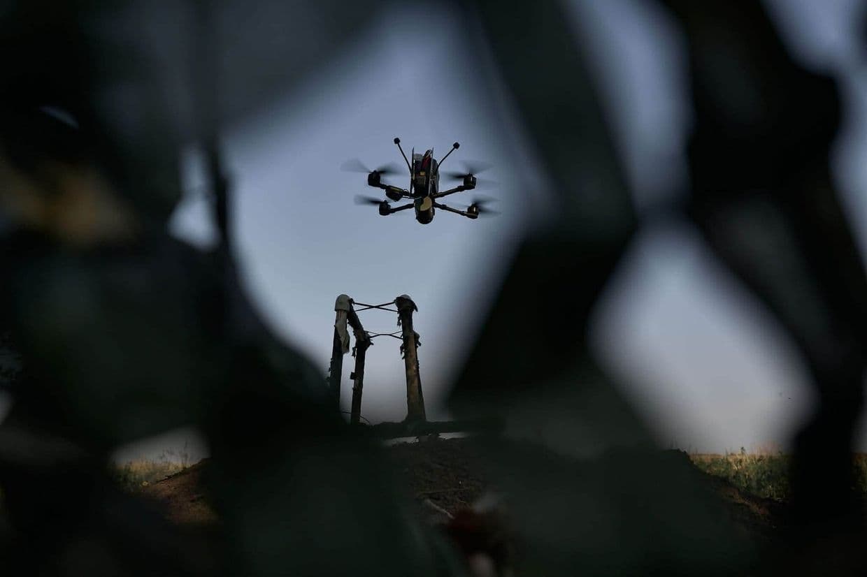Українські військові вибивають дронами ворожі групи росіян, які просочилися до Костянтинівки