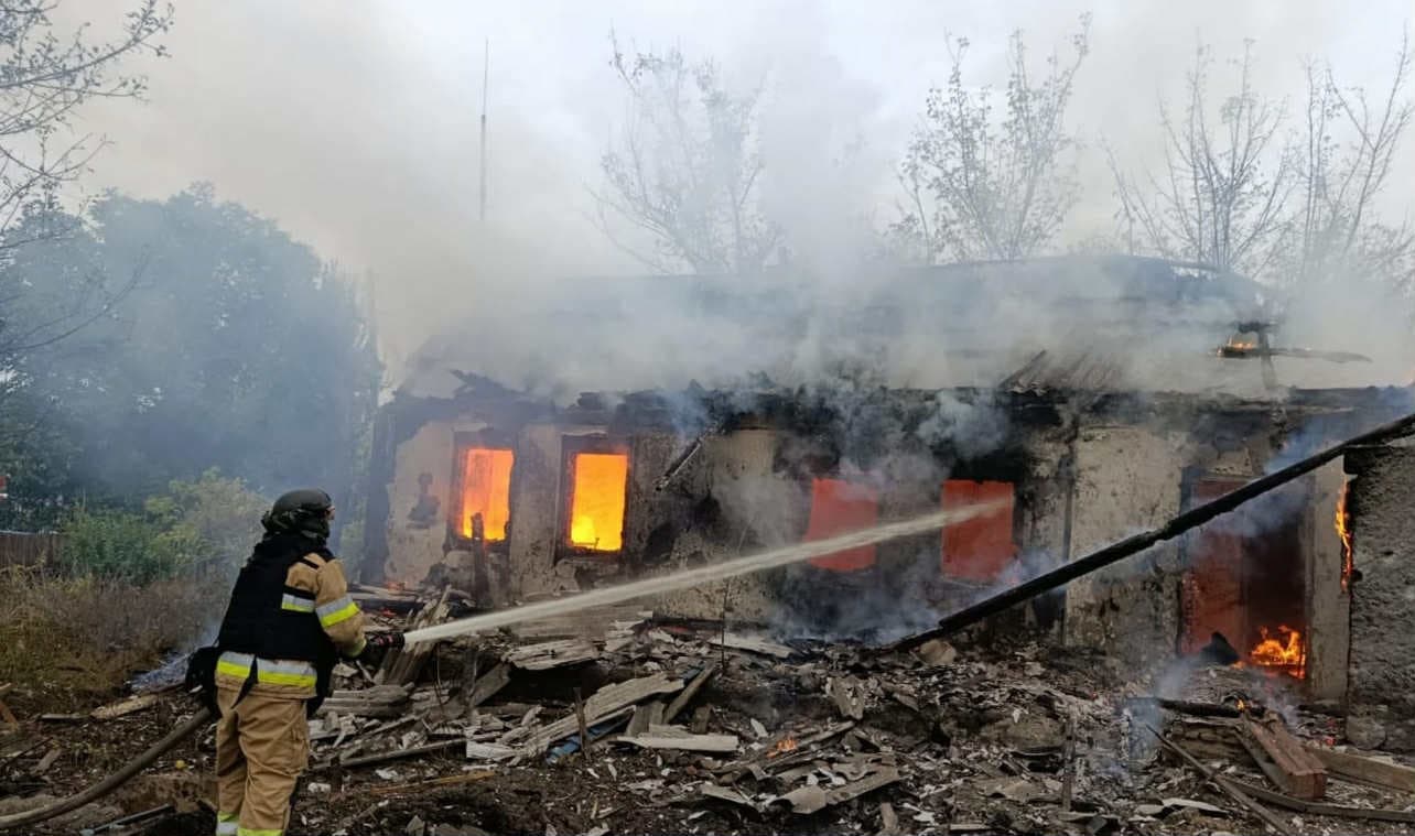 <em>Удару по Краматорську спричинив руйнування та пожежу у двох будинках. Фото ДСНС</em>