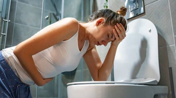 <em>Женщине плохо в результате отравления. Фото: iStock</em>