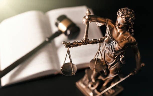 <em>Судейский молоток и Фемида. Фото: iStock</em>