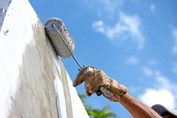 <em>Фарбування фасаду будинка. Фото ілюстративне: iStock</em>