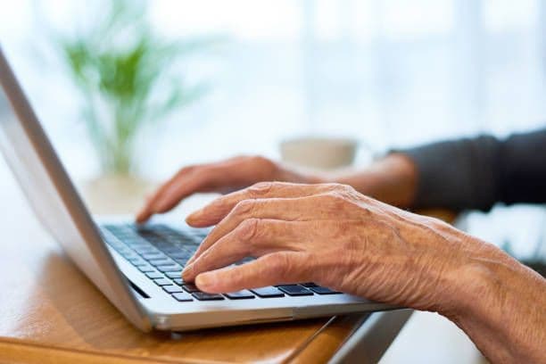 <em>Пенсіонерка за ноутбуком. Фото: iStock</em>