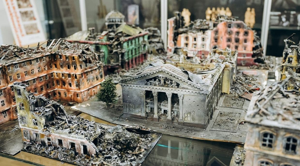 <em>Макет разрушенного центра Мариуполя. Фото: МГУ</em>