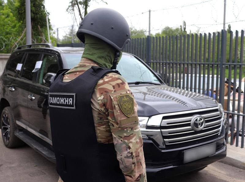 <em>Працівник окупаційної Луганської митниці. Фото з відкритих джерел</em>