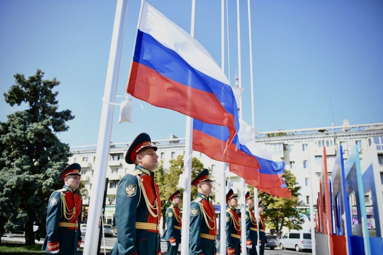 <em>Поднятие российских триколоров в центре оккупированного Луганска, 22 августа 2024 года. Фото из открытых источников</em>