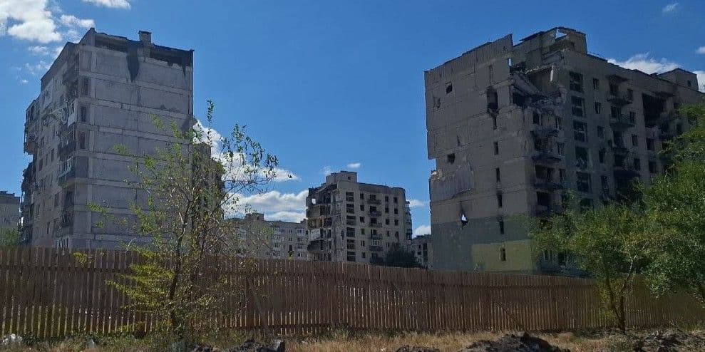 <em>Поврежденные и разрушенные дома в оккупированном Северскодонецке, сентябрь 2025 года. Фото из открытых источников</em>