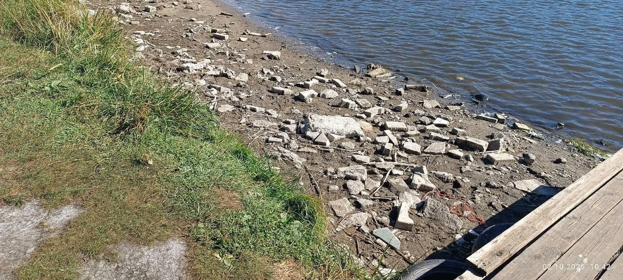 <em>Знижується рівень води у річці Кальміус, жовтень 2025 року. Фото з відкритих джерел</em>