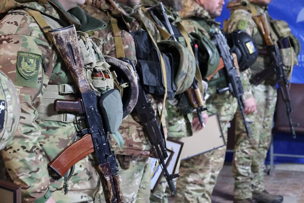 <em>Нагороджені поліціянти Луганщини. Фото: Telegram/Олексій Харченко</em>