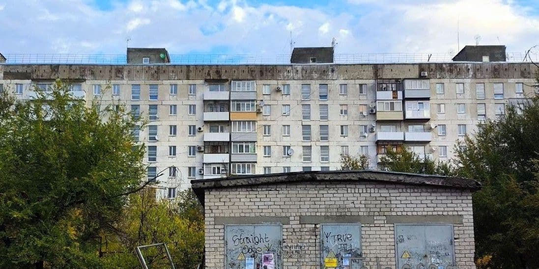 <em>Будинок в окупованому Сіверськодонецьку, жовтень 2025 року. Фото з відкритих джерел</em>