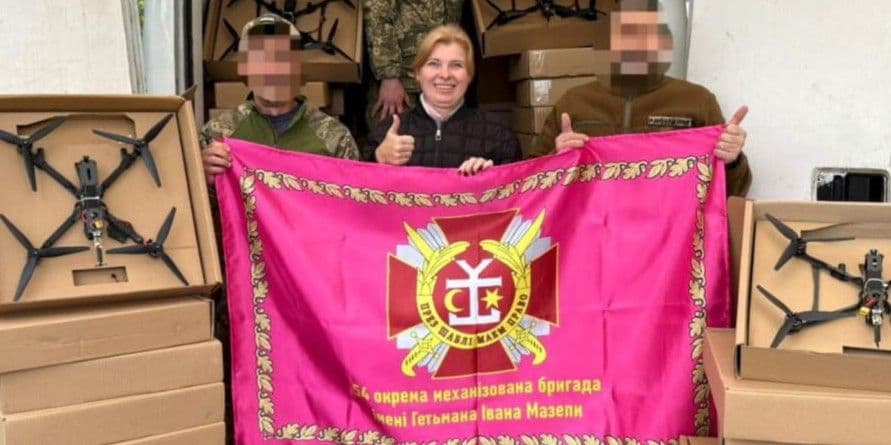 <em>200 FPV-дронів і запасні батареї до них для потреб 54 ОМБр передала Мангушська СВА. Фото: Telegram/Вадим Філашкін</em>
