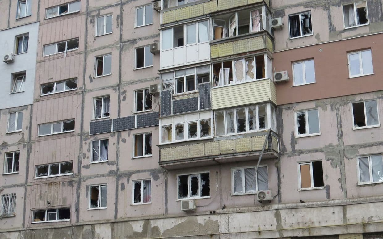 <em>Постраждалий від російського удару багатоквартирний будинок. Фото: Маріупольська міська рада</em>