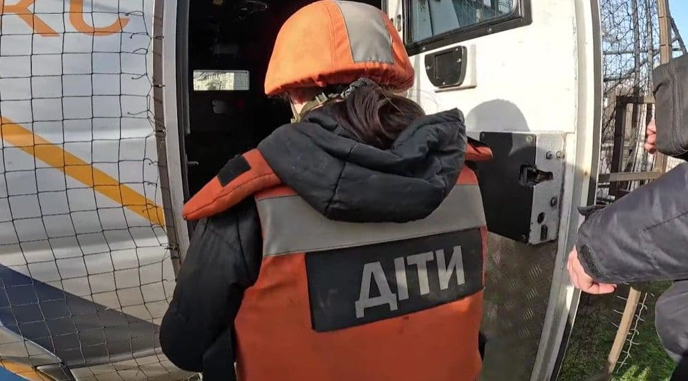 <em>Евакуація дітей. Скриншот з відео ДСНС Донеччини</em>