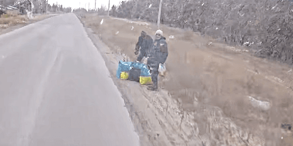 <em>Эвакуация жителей Ямполя, 4 ноября 2025 года. Скриншот с видео НПУ</em>