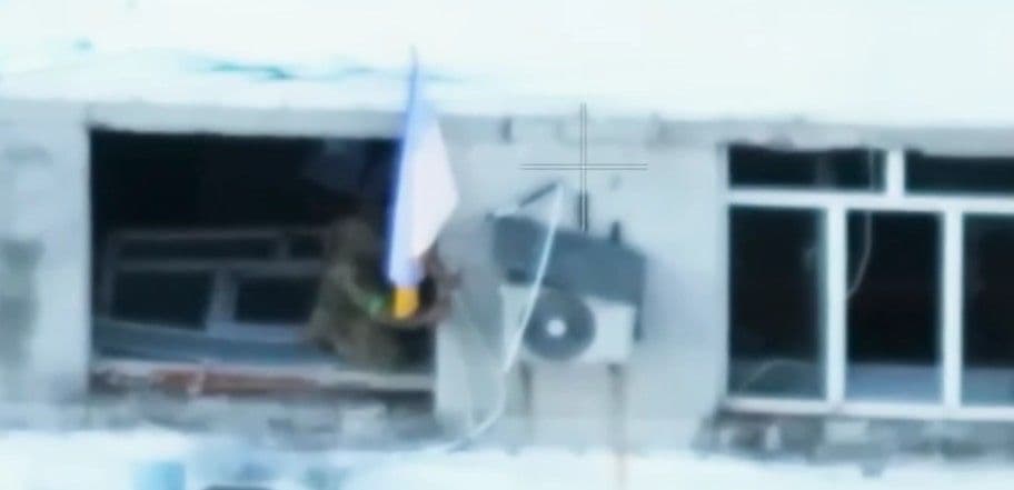 Штурмовики полку "Скеля" повернули український прапор на міську раду в Покровську (відео)